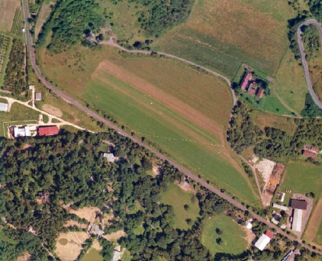 Letecký snímek z roku 1996 zachycující lokalitu, na které je plánována výstavba nového pavilonu pro gorily, dokazuje, že objekt bude stát v místě, kde bylo pole